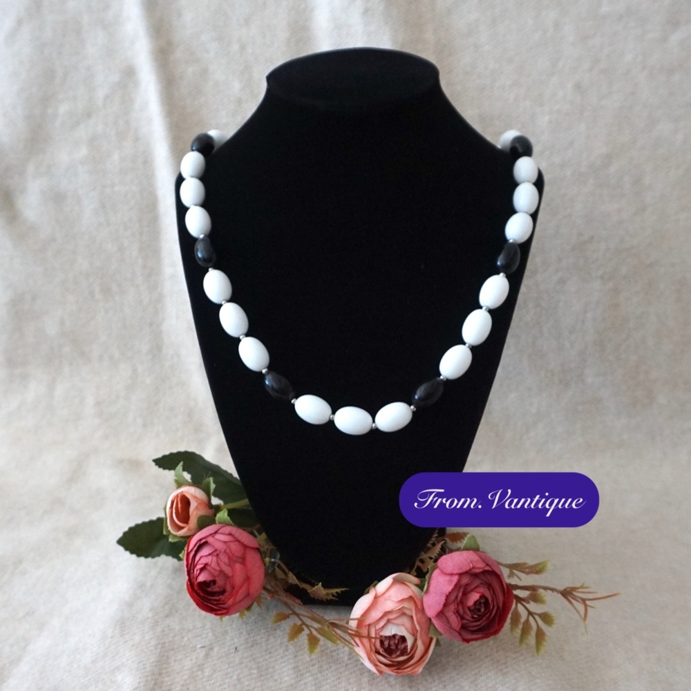 ⚪⚫ VINTAGE Black & White Oval Beaded Necklace 📿